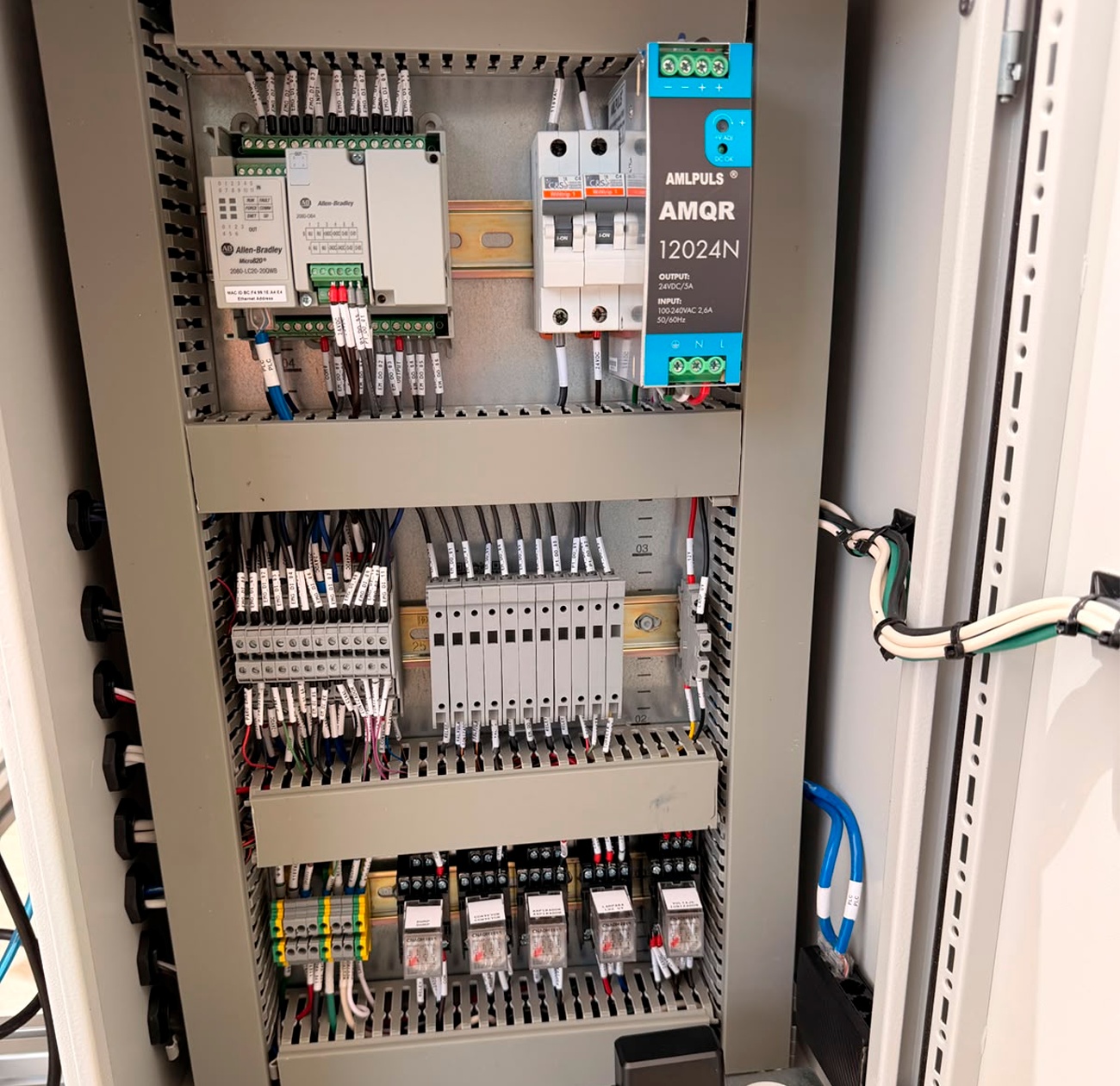 Gabinete eléctrico abierto con cableado y componentes instalados por HEC
